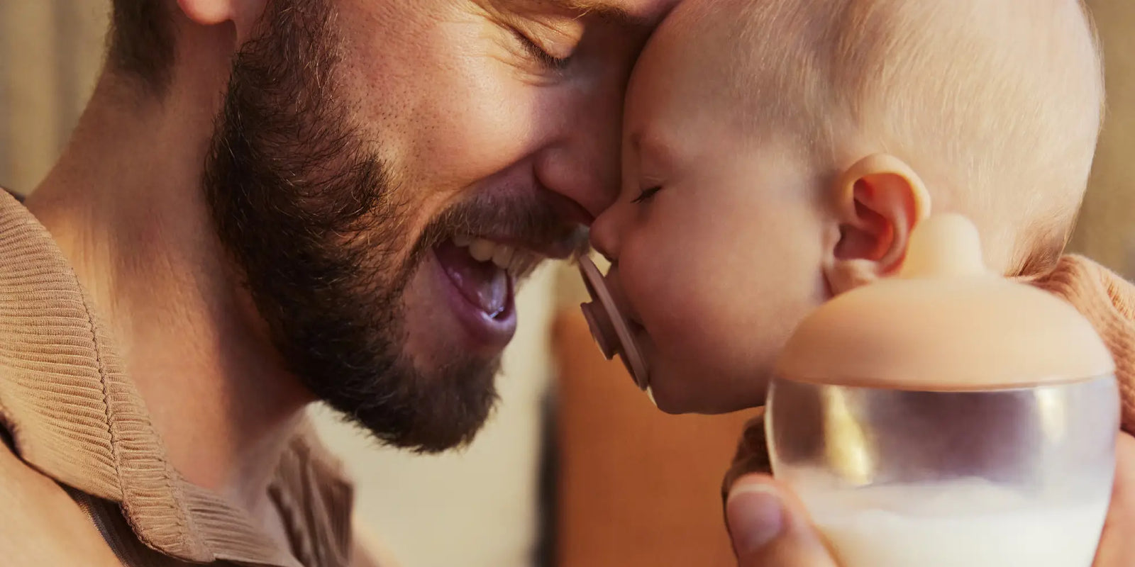 Padre con su bebé, un chupón Emulait y el biberón Classic